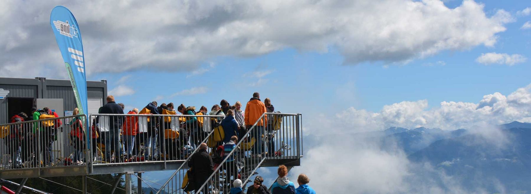 Menschen auf der Aussichtsplattform Zipline Stoderzinken