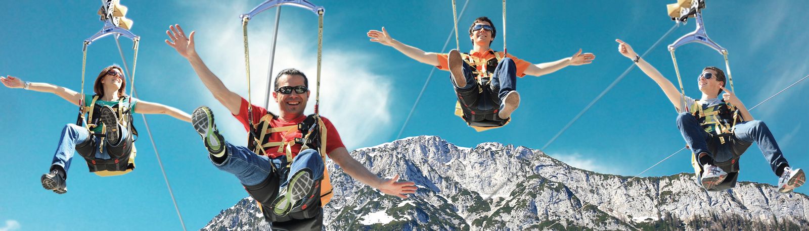 Personen fliegen mit der Zipline Stoderzinke über die Alpen