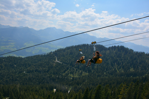 Pressebild - Personen fliegen mit der Zipline über die Alpen