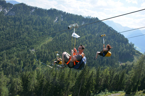 Pressebild - Personen fliegen mit der Zipline über die Alpen