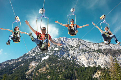 Pressebild - Personen fliegen über die Alpen mit der Zipline Stoderzinnke